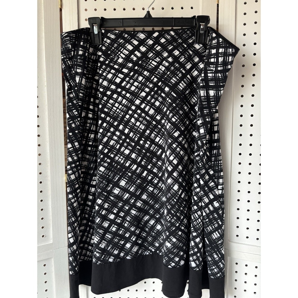 East 5th Women's XL Black and White Geometric Flare Pull‎ On Knee Skirt Flowy